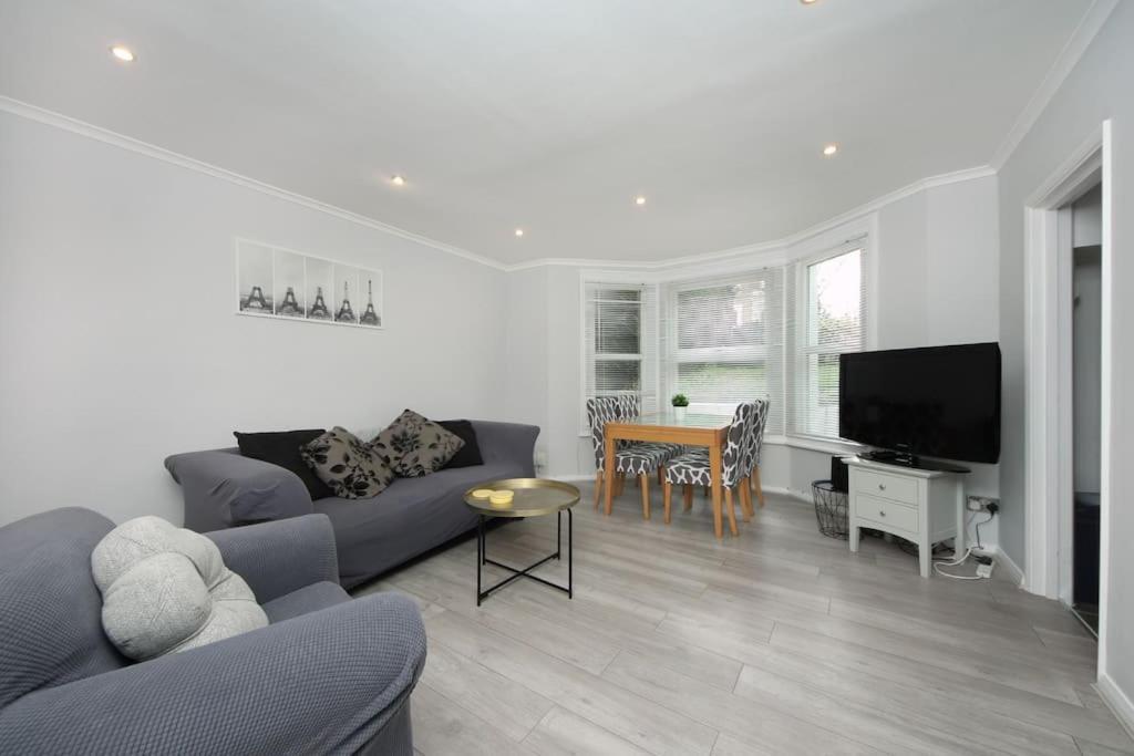 Garden Flat * Ealing