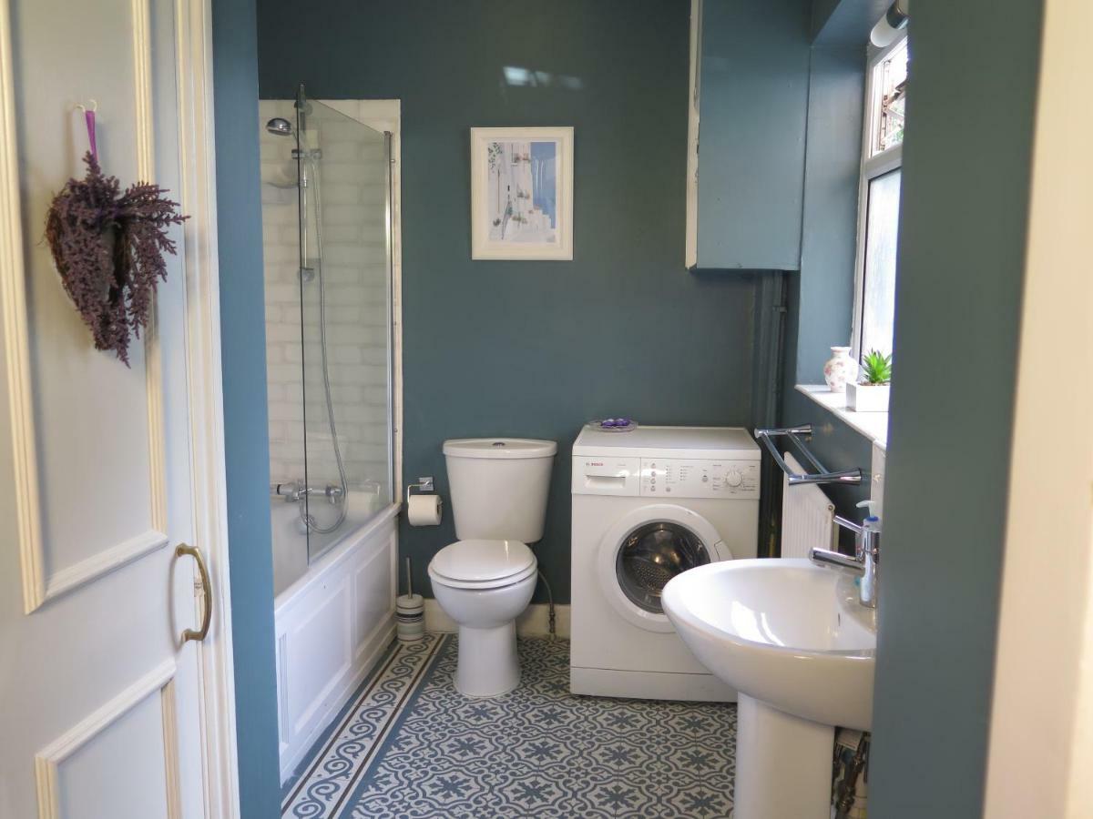 Garden Flat, * Ealing