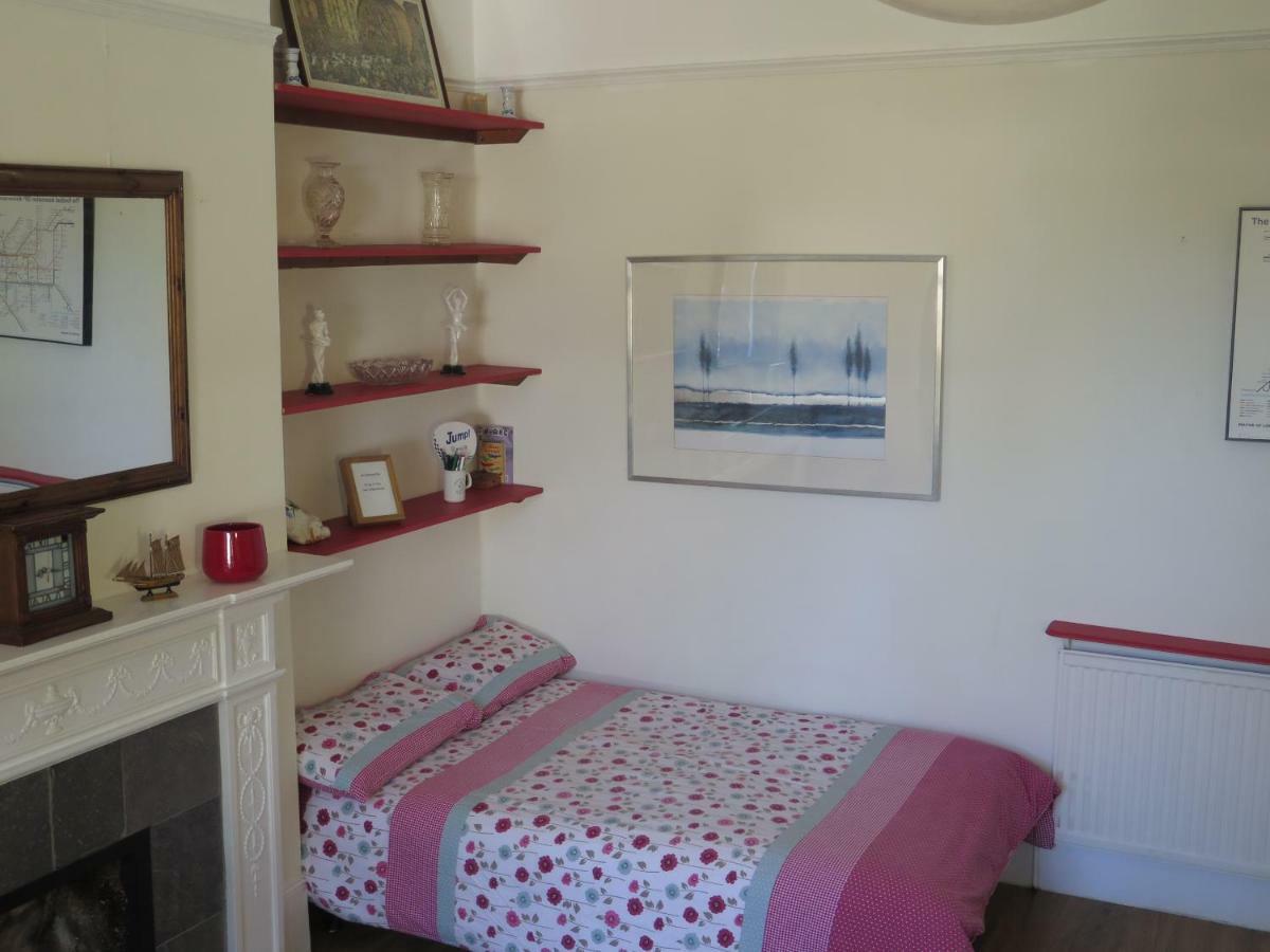 Garden Flat, * Ealing